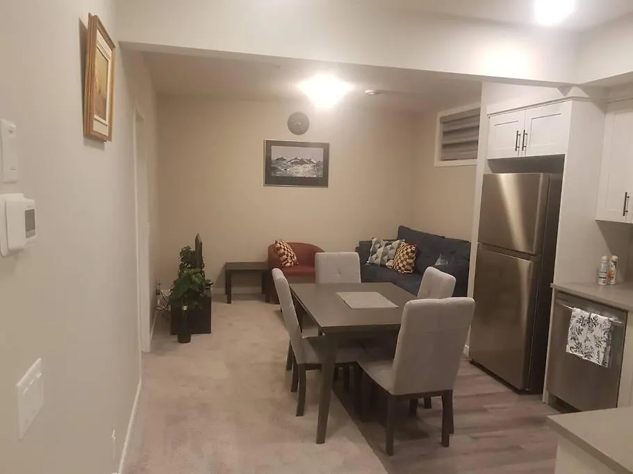Stylish & Private 2 Bed Suite YYC 0*,  Canadá