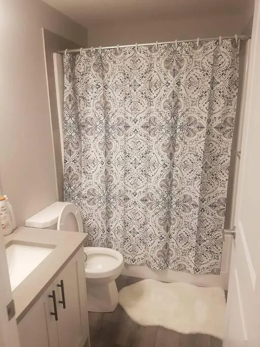 Stylish & Private 2 Bed Suite YYC 0*,