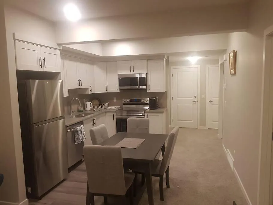 Stylish & Private 2 Bed Suite Calgary Apartment